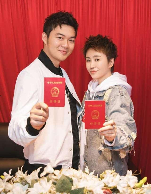 娱乐大爆料姐弟恋领证,姐弟恋甜蜜升级！明星情侣领证大曝光